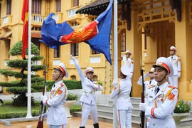 Lực lượng tiêu binh thực hiện nghi thức thượng cờ ASEAN. (Ảnh: Lâm Khánh/TTXVN)