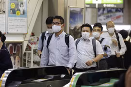 Người dân đeo khẩu trang phòng lây nhiễm COVID-19 tại nhà ga tàu hỏa ở Tokyo, Nhật Bản, ngày 15/7/2020. (Ảnh: THX/TTXVN)