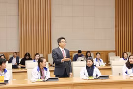 Phó Thủ tướng Vũ Đức Đam phát biểu tại buổi gặp mặt. (Ảnh: Phương Hoa/TTXVN)