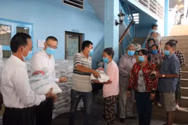 Đại sứ Việt Nam tại Campuchia Vũ Quang Minh trao quà hỗ trợ khẩn cấp (đợt 4) cho người gốc Việt và người Khmer có hoàn cảnh khó khăn trong thời gian chống dịch bệnh COVID-19. (Ảnh: Nguyễn Vũ Hùng/TTXVN)