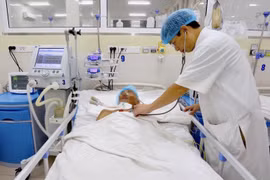 Chăm sóc cho bệnh nhân tại Trung tâm Đột quỵ Bệnh viện Trung ương Huế. (Nguồn: TTXVN)