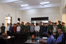 Các bị nghe Tòa tuyên án. (Ảnh: Hữu Chí/TTXVN)