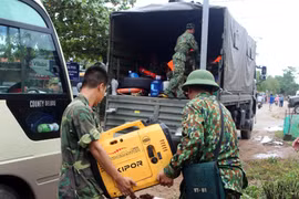 Vận chuyển các trang thiết bị để tiếp ứng cho lực lượng cứu hộ cứu nạn. (Ảnh: Trần Lê Lâm/TTXVN)