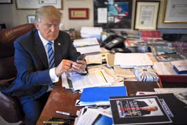 Ông Trump thể hiện kỹ năng tweet của mình trong văn phòng tại Trump Tower ở New York, ngày 29/9/2015. (Nguồn: The New York Times)