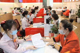 Giao dịch tại HDBank. (Ảnh: CTV/Vietnam+)