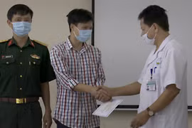 BN587 được công bố khỏi bệnh và xuất viện. (Ảnh: Thanh Hải/TTXVN)