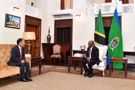 Tổng thống Tanzania John Pombe Joseph Magufuli tiếp thân mật Đại sứ Nguyễn Nam Tiến sau Lễ trình Quốc thư. (Ảnh: Đình Lượng/TTXVN)