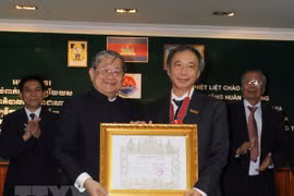 Trưởng Cơ quan thường trú TTXVN tại Phnom Penh, nhà báo Trần Chí Hùng nhận huân chương Hạng Nhất (hạng Thephaden). (Nguồn: TTXVN)