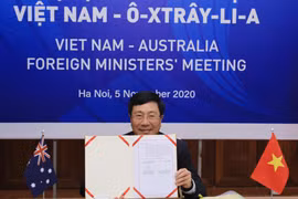 Phó Thủ tướng, Bộ trưởng Bộ Ngoại giao Phạm Bình Minh ký Chương trình hành động chung giai đoạn 2021-2023 giữa Bộ Ngoại giao hai nước. (Ảnh: Lâm Khánh/TTXVN)