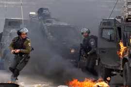 Binh sỹ Israel được triển khai để đối phó với người biểu tình Palestine tại khu vực ngoại ô Ramallah, Bờ Tây, ngày 27/3. (Nguồn: AFP/TTXVN)