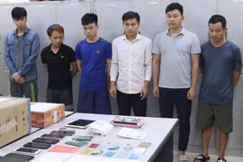 Các đối tượng đánh bạc cùng tang vật tại cơ quan Công an. (Ảnh: Nguyễn Cường/TTXVN)