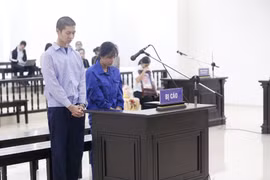 Bị cáo Nguyễn Minh Tuấn và vợ là Nguyễn Thị Lan Anh tại buổi tuyên án. (Ảnh: Doãn Tấn/TTXVN)