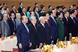 Thủ tướng Nguyễn Xuân Phúc với các đại biểu thực hiện nghi thức chào cờ. (Ảnh: Thống Nhất/TTXVN)