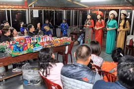 Không gian trên thuyền, nơi để du khách thưởng thức chương trình biểu diễn ca Huế của các nghệ sỹ. (Ảnh: Trần Thanh Giang/Báo ảnh Việt Nam)