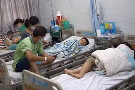 Các học sinh Trường Tiểu học Bình Trưng Đông với các dấu hiệu nghi ngộ độc thực phẩm đang được theo dõi, điều trị tại Bệnh viện Quận 2. (Ảnh: Đinh Hằng/TTXVN) 