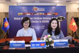 Thứ trưởng Bộ Lao động-Thương binh và Xã hội Nguyễn Thị Hà và Phó Vụ trưởng Vụ hợp tác quốc tế (Bộ Lao động-Thương binh và Xã hội) Hà Thị Minh Đức chủ trì Hội nghị tại điểm cầu Hà Nội. (Ảnh: Hoàng Hiếu/TTXVN)