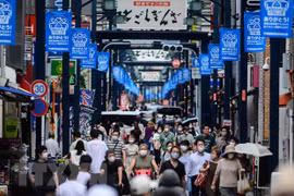 Người dân đeo khẩu trang phòng dịch COVID-19 tại Tokyo, Nhật Bản ngày 1/8/2020. (Nguồn: AFP/TTXVN)