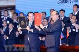 Thủ tướng Nguyễn Xuân Phúc và Thủ tướng Campuchia Samdech Techo Hun Sen ký Hiệp ước bổ sung Hiệp ước hoạch định biên giới quốc gia năm 1985 và Hiệp ước bổ sung năm 2005 giữa Cộng hòa XHCN Việt Nam và Vương quốc Campuchia. (Ảnh: Dương Giang/TTXVN)