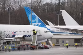 Công nhân của Tập đoàn Boeing làm việc tại xưởng sản xuất Everett thuộc bang Washington, Mỹ. (Ảnh: AFP/TTXVN)