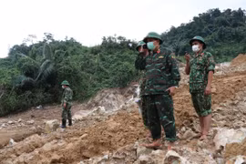 Các lực lượng chức năng đang nỗ lực tìm kiếm các nạn nhân. (Ảnh: Đỗ Trưởng/TTXVN)