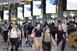 Người dân đeo khẩu trang phòng dịch COVID-19 tại Tokyo, Nhật Bản ngày 30/6/2020. (Ảnh: THX/TTXVN)
