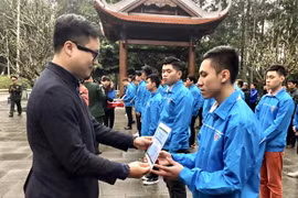 Ông Trần Quang Hưng Phó Bí thư Thành đoàn Hà Nội trao chứng nhận cho các thanh niên tiêu biểu tình nguyện lên đường nhập ngũ Cầu Giấy 2020. (Ảnh: CTV)
