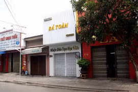 Nhiều hàng quán đã đồng loạt đóng cửa, dừng hoạt động để phòng tránh dịch bệnh ở Quảng Nam. (Ảnh: Trịnh Bang Nhiệm/TTXVN)