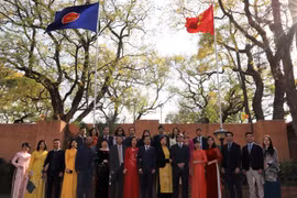 Lễ thượng cờ kỷ niệm 53 năm ngày thành lập ASEAN, tại Đại sứ quán Việt Nam ở Nam Phi. (Ảnh: Phi Hùng/TTXVN)