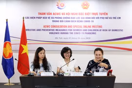 Bàn chủ tọa điều hành Hội nghị trực tuyến tại điểm cầu Hà Nội, Việt Nam. (Ảnh: Anh Tuấn/TTXVN)