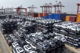Xe ôtô chạy bằng năng lượng mới chờ xuất khẩu tại khu cảng ở thành phố Thái Thương thuộc Tô Châu, tỉnh Giang Tô (Trung Quốc). (Ảnh: THX/TTXVN)
