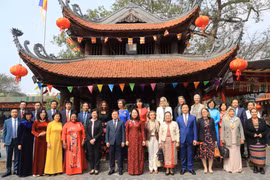 Phó Chủ tịch nước Võ Thị Ánh Xuân với các nữ Đại sứ, Trưởng đại diện các tổ chức quốc tế tại Việt Nam tại đình làng Đồng Kỵ, Từ Sơn, Bắc Ninh. Ảnh: Lâm Khánh - TTXVN