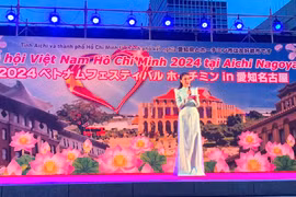 Á hậu Ngọc Hằng làm MC song ngữ của chương trình. (Ảnh: CTV/Vietnam+)