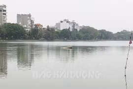 Hiện trường vụ chìm thuyền thiên nga trên hồ Bạch Đằng khiến bé gái tử vong (Nguồn: Báo Hải Dương)