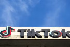 Biểu tượng của TikTok tại một tòa nhà ở Culver, California, Mỹ. (Ảnh: AFP/TTXVN)