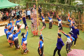 Tiết mục múa mừng lễ hội Chá Mùn của đồng bào dân tộc Thái, tỉnh Thanh Hóa. (Ảnh: Khánh Hòa/TTXVN)