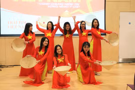 Tiết mục văn nghệ của Hội sinh viên Việt Nam tại Northampton. (Ảnh: Phong Hà/Vietnam+)