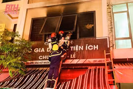 Lực lượng Cảnh sát Phòng cháy chữa cháy và Cứu nạn cứu hộ tiến hành chữa cháy và cứu người. (Nguồn: Báo Thanh Hóa)