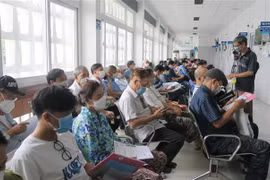 Nhiều người cao tuổi chờ đến lượt khám bệnh tại Bệnh viện Thống Nhất, Thành phố Hồ Chí Minh. (Ảnh: Đinh Hằng/TTXVN)