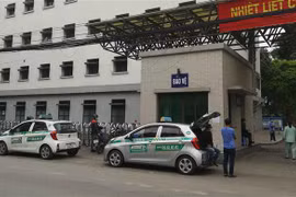 Xe taxi tập trung chờ đón khách trước cổng Bệnh viện Hữu nghị. (Ảnh: Thanh Tùng/TTXVN)