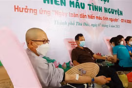Người dân tham gia hiến máu hưởng ứng Ngày toàn dân hiến máu tình nguyện. (Ảnh: Đinh Hằng/TTXVN)