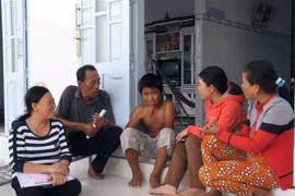 Các tổ chức đoàn thể của phường Đông Hải, thành phố Phan Rang-Tháp Chàm, vận động học sinh có hoàn cảnh khó khăn đến trường lớp học. (Ảnh: Công Thử/TTXVN)
