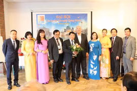 Lãnh đạo Đại sứ quán Việt Nam tại Đức chụp ảnh lưu niệm cùng Ban chấp hành mới của Câu lạc bộ Văn nghệ Tháng Mười. (Ảnh: Vũ Tùng/TTXVN)
