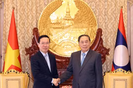 Chủ tịch nước Võ Văn Thưởng với nguyên Tổng Bí thư, Chủ tịch nước Lào Choummaly Sayasone. (Ảnh: Thống Nhất/TTXVN)