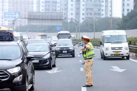 Lực lượng Cảnh sát giao thông tổ chức điều tiết, phân luồng từ xa tránh xung đột tại tuyến cao tốc Pháp Vân-Cầu Giẽ hướng vào trung tâm Thủ đô. (Ảnh: Phạm Kiên/TTXVN)