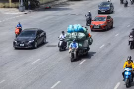 Nắng nóng ở miền Bắc khiến cuộc sống của người dân bị ảnh hưởng. (Ảnh: Tuấn Anh/TTXVN)