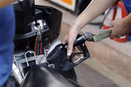 Mua bán xăng tại một điểm kinh doanh xăng, dầu trên địa bàn quận Hai Bà Trưng, Hà Nội. (Ảnh: Trần Việt/TTXVN)