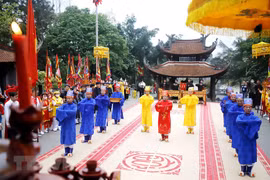 Các cụ cao niên xã Chu Hóa, thành phố Việt Trì, tỉnh Phú Thọ thực hiện nghi thức tế truyền thống. (Ảnh: Trung Kiên/TTXVN)