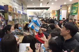 Công an Hà Nội sẽ xử lý nghiêm các cơ sở găm, đẩy giá khẩu trang. (Ảnh: Sơn Bách/Vietnam+) 