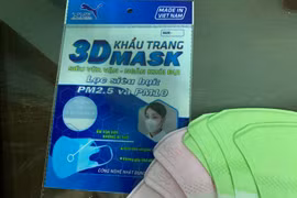 Các khẩu trang tại cơ sở này đều không có nguồn gốc, xuất xứ rõ ràng. (Ảnh: PV/Vietnam+) 