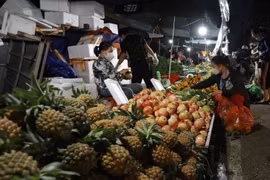 Người dân đến mua sắm tại chợ đầu mối Nam Hà Nội, quận Hoàng Mai luôn giữ khoảng cách an toàn giữa người bán, người mua. (Ảnh: Vũ Sinh/TTXVN)